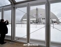 체르노빌 원전, 추가 방호벽 준공식서 사진찍는 남성