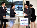 [순간 포착] 이낙연 총리, 포항지진피해 성금 전달