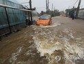 제주도 전역 폭우…곳곳 하수관 역류·제주공항 호우경보