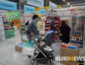 아기 장난감을 고르는 '서베키' 관람객