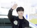 [공항 패션이란] 뉴이스트 황민현, 홍콩 출국 길에 선보인 개성 만점 ‘스트릿 룩’
