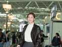 [공항 패션이란] 배우 김성령, 무심한 듯 시크한 공항패션 화제