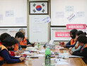톨게이트 노동자들, 민주당 의원 사무실 점거… “고용 문제 해결하라”