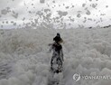 인도 유명 해변이 흰 거품으로 뒤덮여…