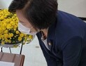 故 김홍영 검사실 방문한 추미애, ‘검찰개혁’ 강조