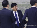 이성윤 서울중앙지검장 첫 출근… 문자메시지 논란에 “…”