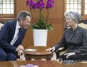 강경화, 국제적십자위 총재와 통화 “코로나19 인도적 위기 대응에 협력” 약속