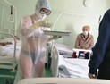 러시아, 투명보호복 안에 비키니 입고 환자 응대 간호사 징계…“너무 더워서”
