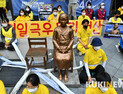 몸 묶은 대학생들 '소녀상은 우리가 지킨다'
