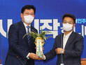 “우린 원팀”… 文대통령·이철희-민주당, ‘소통’ 강조