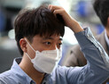 ‘이준석 현상'에 웃고 울고… 취임 한 달만에 지지율 ‘휘청’