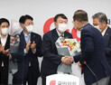 윤석열 ‘기습 입당’에… 野지도부 “의도 뭔지” “어색한 장면”