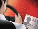경찰 매달고 도주…차 훔쳐 무면허 운전한 10대들