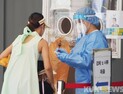 여전히 네자릿수…코로나19 신규 확진 1438명
