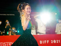 [2021 BIFF]  2년 만에 걷는 부산국제영화제 레드카펫...  '블랙'이 옳았다