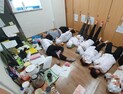 19명이 샤워실 앞에 줄을 섰다