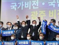 野 혼란 틈타 민주당 ‘원팀 행보’… 화기애애한 명-낙