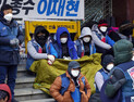 강추위 속 CJ대한통운 입구 지키는 택배 노조원들