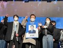 ‘대한민국 청년 일자리 책임자’ 사원증 받은 이재명 [쿡정치 포토]