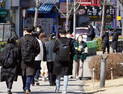 따뜻한 햇살 받으며 숲길 산책