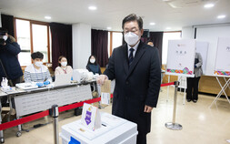 ‘운명의 날’ 이재명, 자택서 대기… 김혜경 오후 본투표
