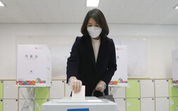 이재명 부인 김혜경, 자택 인근서 투표… 한 달 만에 모습 드러내