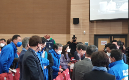 ‘긴장감’ 감도는 민주당 개표상황실 [쿡정치 포토] 