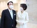 김건희 ‘공식활동’에 설왕설래… 국민 과반 “내조만 해야”
