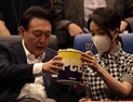 尹부부, 첫 극장 나들이… 팝콘 먹으며 ‘브로커’ 관람