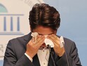 이준석 ‘저격 회견’에 “눈물팔이” vs “자랑스럽고 짠해”
