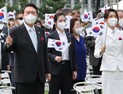 만세삼창 외치는 윤 대통령 내외 
