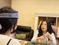 “머리에 쓰기만 하세요”…‘전자약’ 직접 처방 받아보니