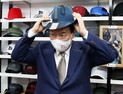 '모자 잘 어울리나요' 대구 서문시장 방문한 윤 대통령 