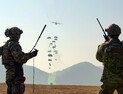 “고립된 아군에 식량·탄약 투하하라!” 공군 대량화물 투하훈련