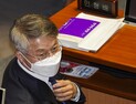 민주당 복당하는 민형배…당 내외에서 나오는 비판들