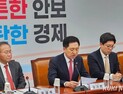 與, 선관위 향한 공세 정치 셈법은…“중도층 의식·국정 이슈 주도”