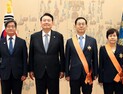尹대통령, 퇴임 대법관 훈장 수여식 진행…“수고 많으셨다”