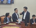 과방위, 野 집단 퇴장…이동관 청문회 증인 합의 ‘아직’