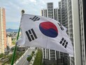 태극기 없으면 SNS에… 달라진 태극기 풍경