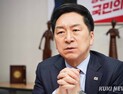 與 “민주당, 정쟁 유발 말고 예산 처리 협조하라”