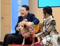 ‘한센인의 친구’ 김인권, 불교계 십자가 선물 포장 논란에 “대통령 내외분 배려에 오해 없으시길”