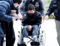 ‘아내 감금·성인방송 강요’ 전직 군인 남편, 휠체어 타고 등장