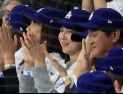 ‘우리 남편 최고’ 오타니 적시타에 기뻐하는 다나카 마미코 