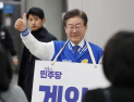 이재명, 선거운동 첫날 지역 주민들과 인사 