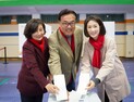 총선후보들, 사전 투표서 가족과 인증샷 “찰칵” 