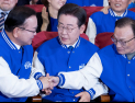 ‘출구조사 압승’ 환호하는 더불어민주당 
