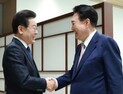 尹대통령-이재명 대표, 용산 대통령실서 회담 시작