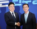 홍철호, 尹 축하난 들고 박찬대 예방…달라진 대야 응대