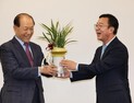 홍철호 정무수석, 황우여 예방…“민의 반영 문제없도록 힘 합치자”