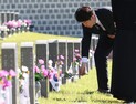 이준석, 5·18 묘지서 ‘영남 국화 1000송이’ 헌화